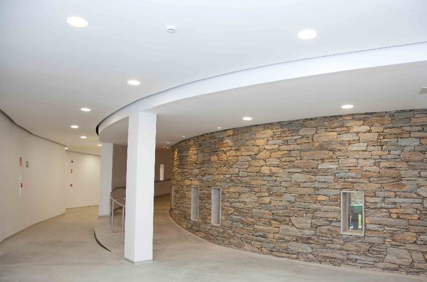 Imagen del interior del centro en la que se aprecia la solución adoptada que le ha hecho finalista del premio.