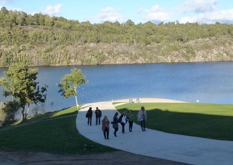 Mujeres participantes, a orillas del embalse.