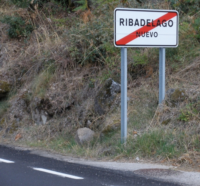 Cartel a la entrada de Ribadelago Nuevo.