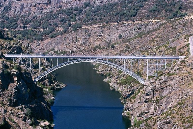 El puente de Requejo o puente Pino, visto desde el mirador de Villadepera.