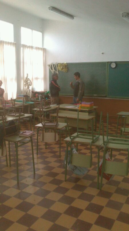 El alcalde y un concejal visitan el aula infantil