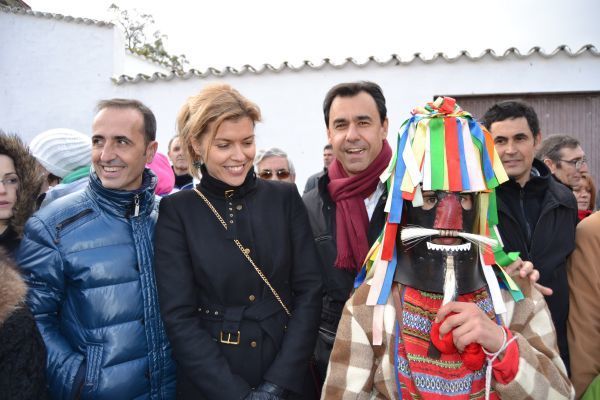 El Zangarrón posa con las autoridades