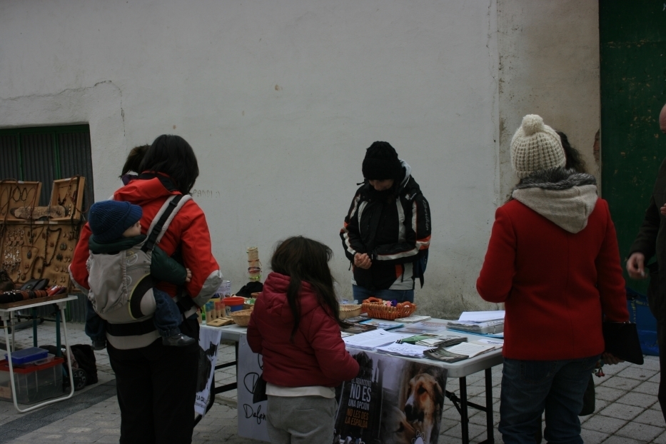 A pesar del mal tiempo, los vecinos han participado activamente en el Mercadillo