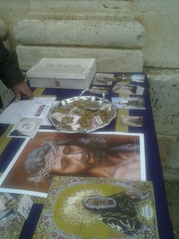 Estampas del Nazareno y de la Soledad en las mesas del cementerio