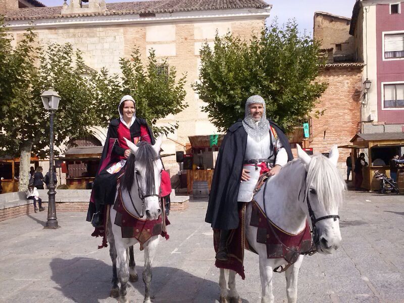 El mercado medieval contó con ilustres visitantes. (Foto: Mario González)