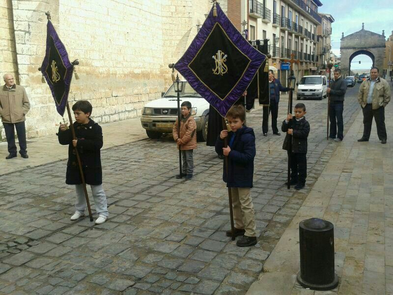Los más pequeños participan en la procesión del Jesús Nazareno