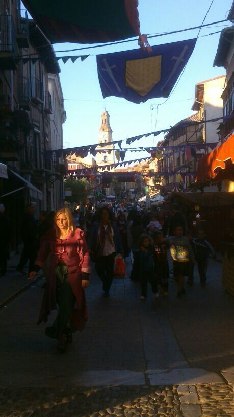 Un pasacalles abrió de forma oficial el mercado medieval. (Foto: Mario González)