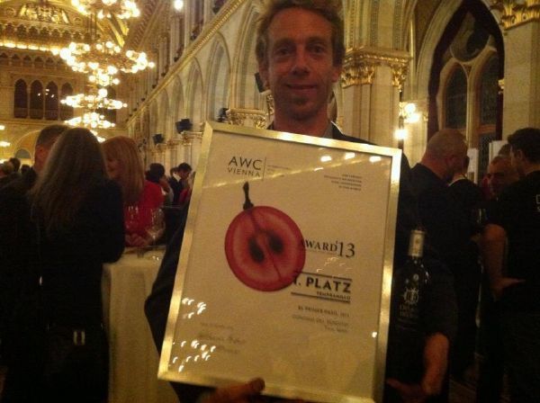 Antony Terryn posa con el premio