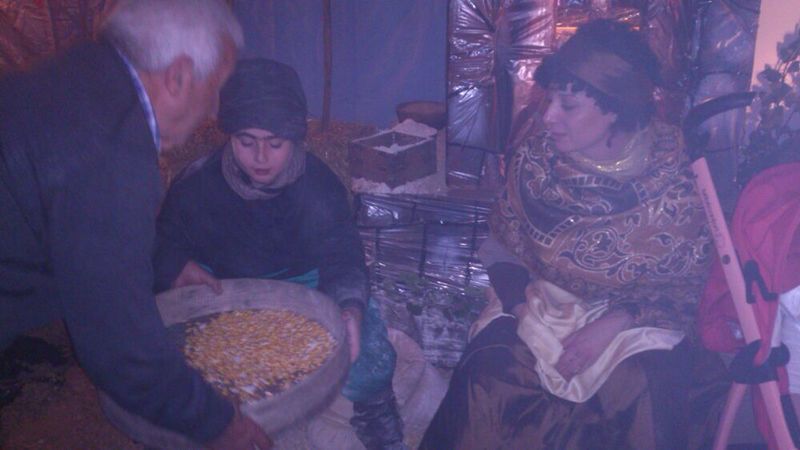 Un niño disfruta del belén