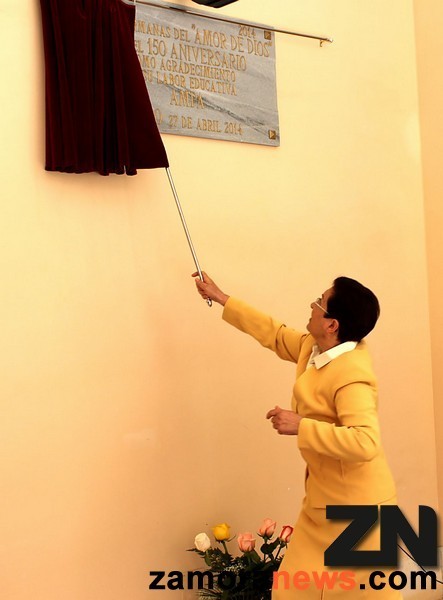 La directora, Tránsito Egido, descubre una placa