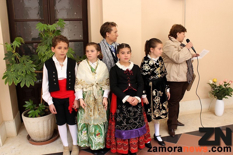 Alumnos ataviados con trajes tradicionales de Toro