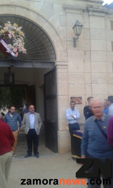 Numerosos toresanos han acudido hoy al camposanto