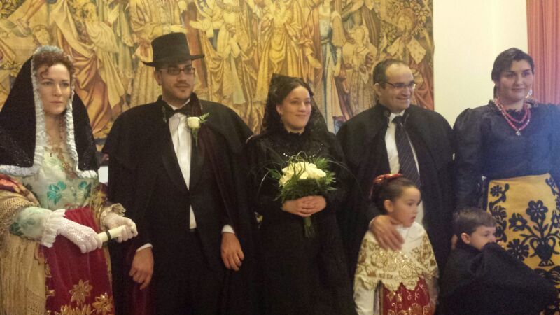 Los novios acompañados por sus padrinos y por los niños de las arras