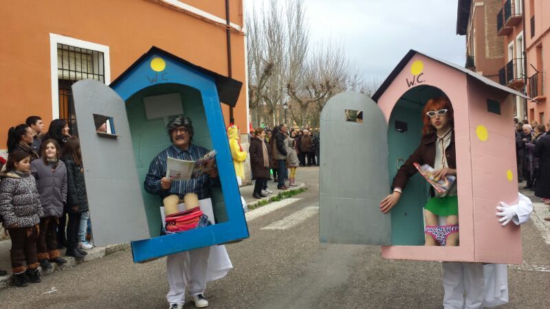 Retretes de hombres y mujeres por las calles de Toro