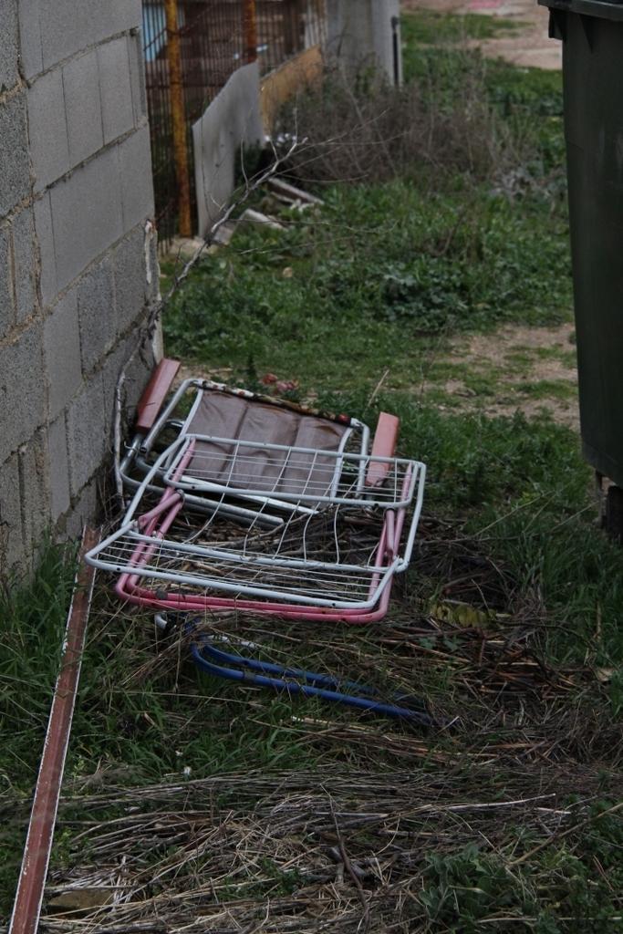 La suciedad se acumula en algunas de las zonas de la calle