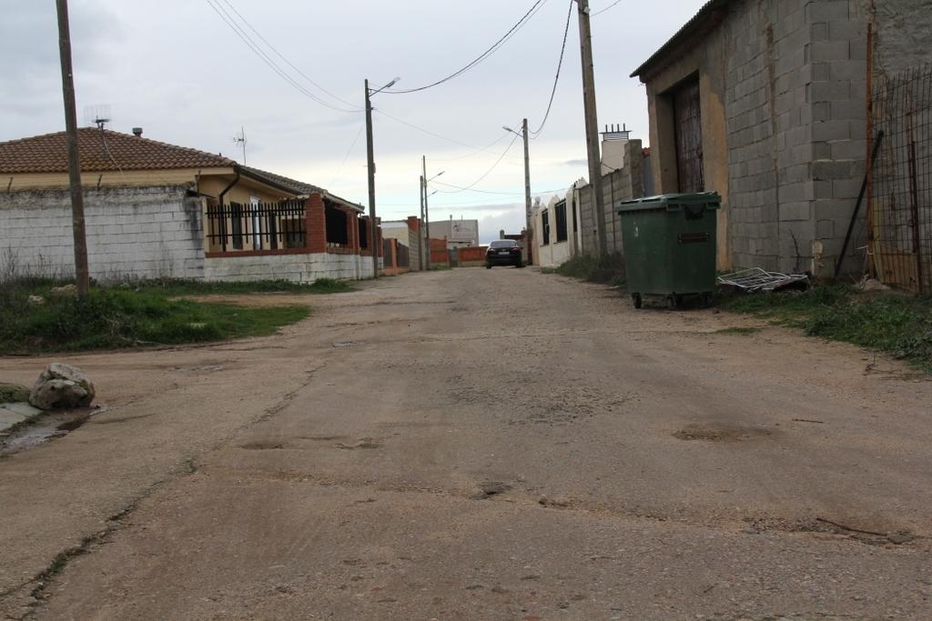 En la calle San Andrés también hay tramos donde crece la vegetación de forma incontrolada