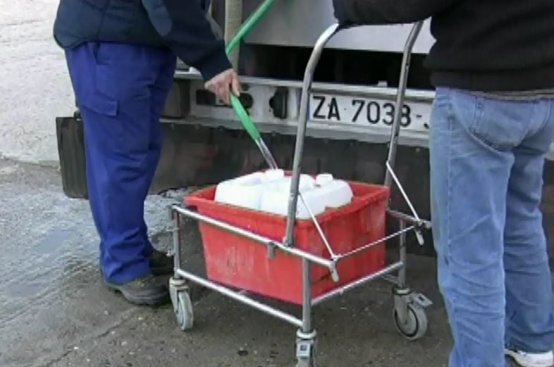 Abastecimiento con camiones cisterna.