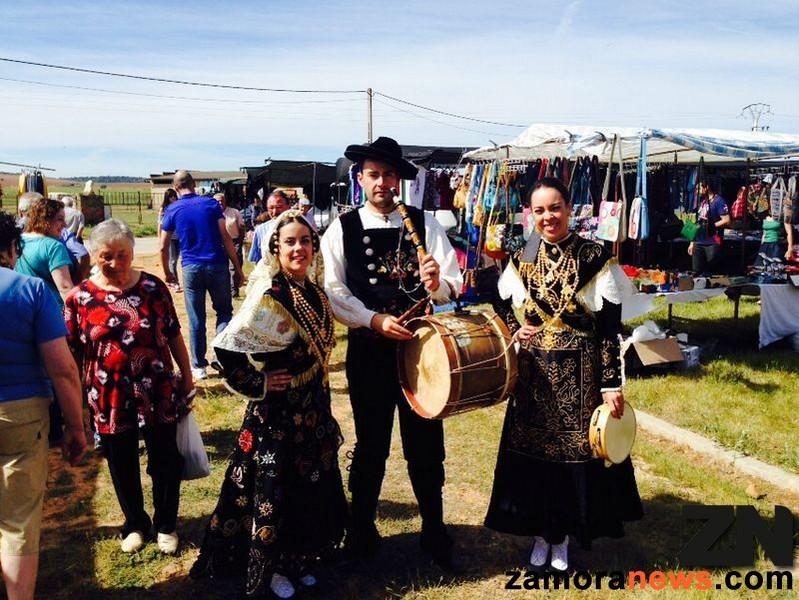 El grupo Tuntuniar ha amenizado la feria