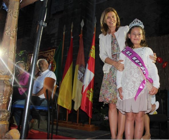 Coronación de la reina y damas de honor de las fiestas.
