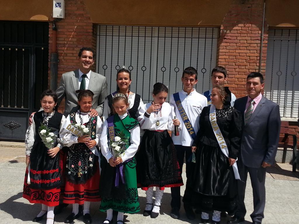 La reina y damas de las fiestas posan con Alberto Castro