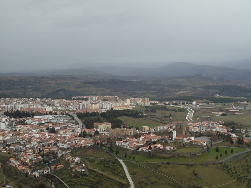 Vistas de Braganza y la montaña sanabresa desde el mirador de San Bartolomé.