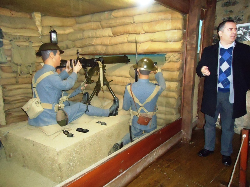 El director del Museo Militar junto a una reproducción de las trincheras de la Primera Guerra Mundial.