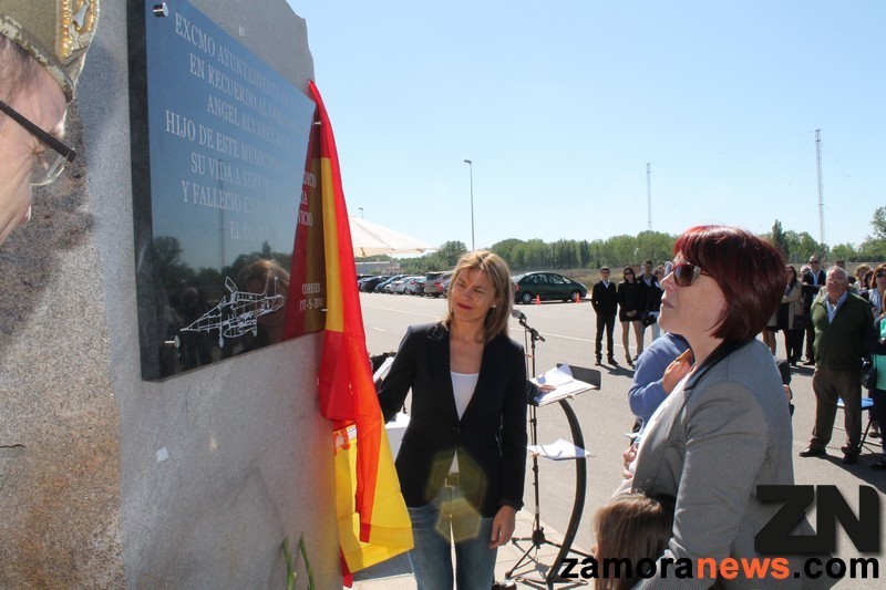 La viuda recibió una réplica de la placa descubierta