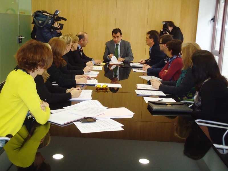 Técnicos de la Diputación y trabajadores de CCOO, en la reunión presidida por Martínez-Maillo