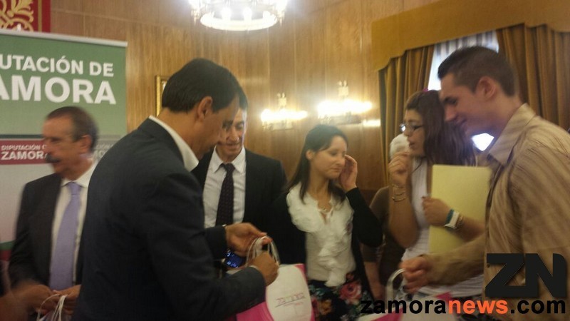 Maíllo recibe algunos obsequios de los participantes en el programa