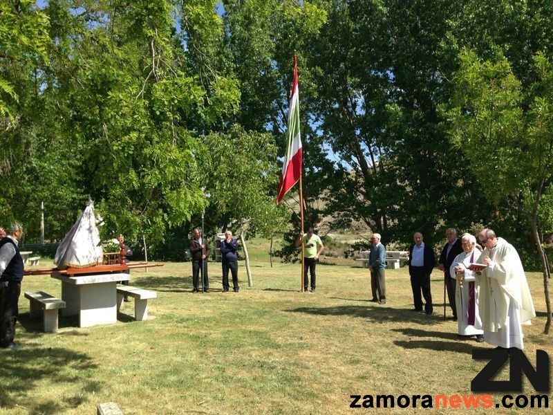El pendón del pueblo y la Virgen han presidido la bendición de panes