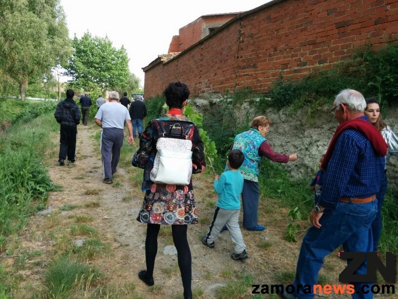 Los vecinos acuden a poner el mayo