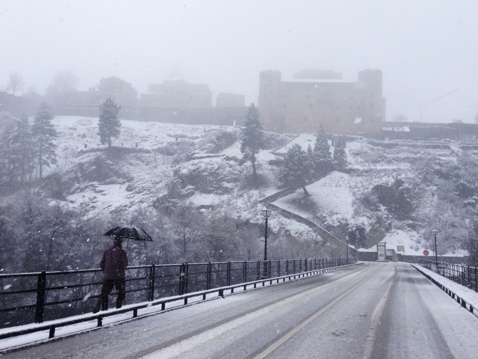 La villa de Puebla de Sanabria bajo una intensa nevada. (Foto:Quatrofotografía)