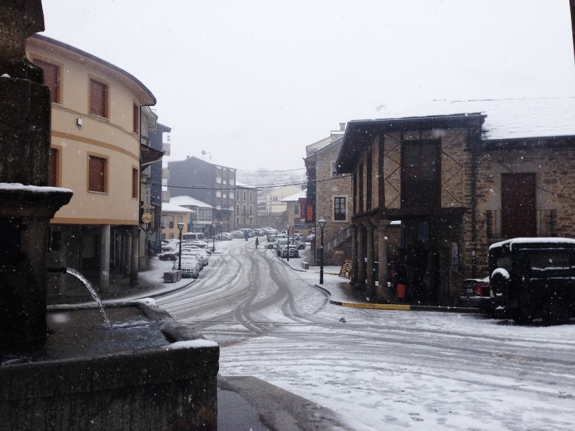 Fuente en Puebla de Sanabria, hoy bajo la nieve. (Foto:Quatrofotografía)