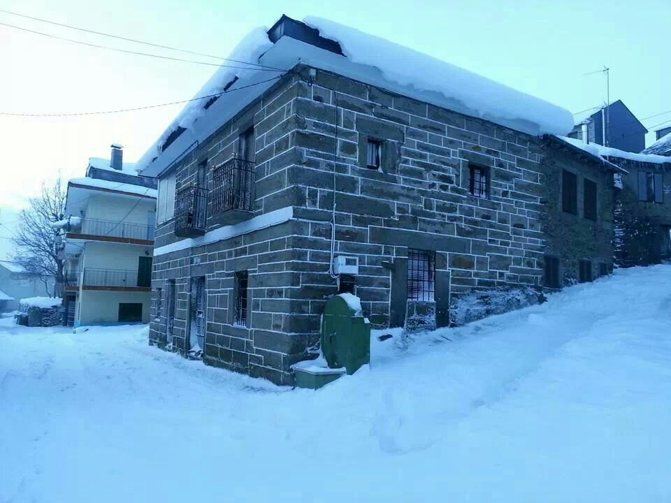 La localidad de San Ciprián bajo un manto de nieve
