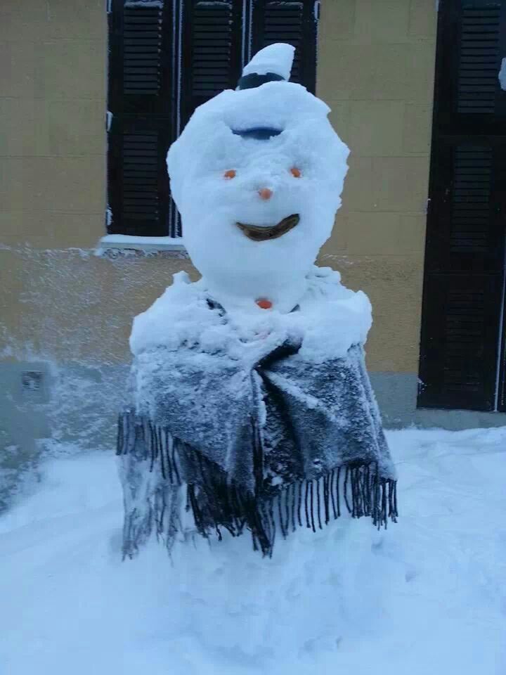 Algunos vecinos han hecho gala de su buen humor realizando un muñeco de nieve