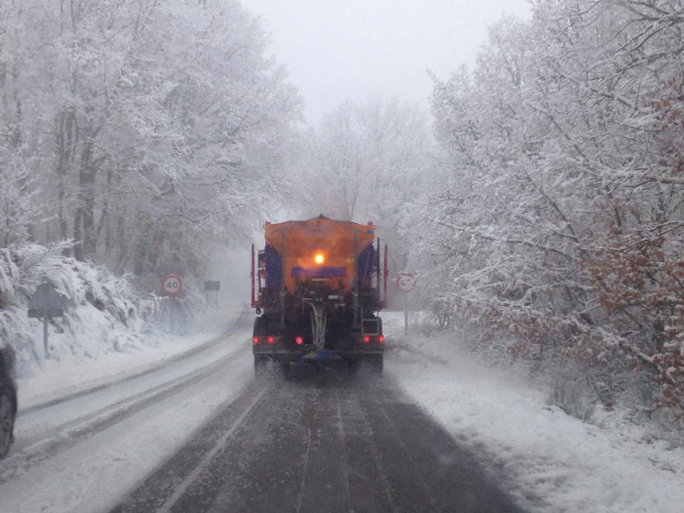 Las quitanieves despejan las carreteras sanabresas. (Foto:RadarZamora)