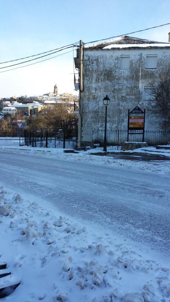 La nieve dificulta el tránsito por las carreteras de la comarca.