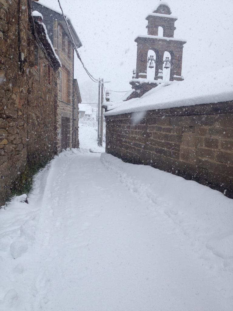 Una de las calles de Vigo de Sanabria. (Foto:R.Miguélez)