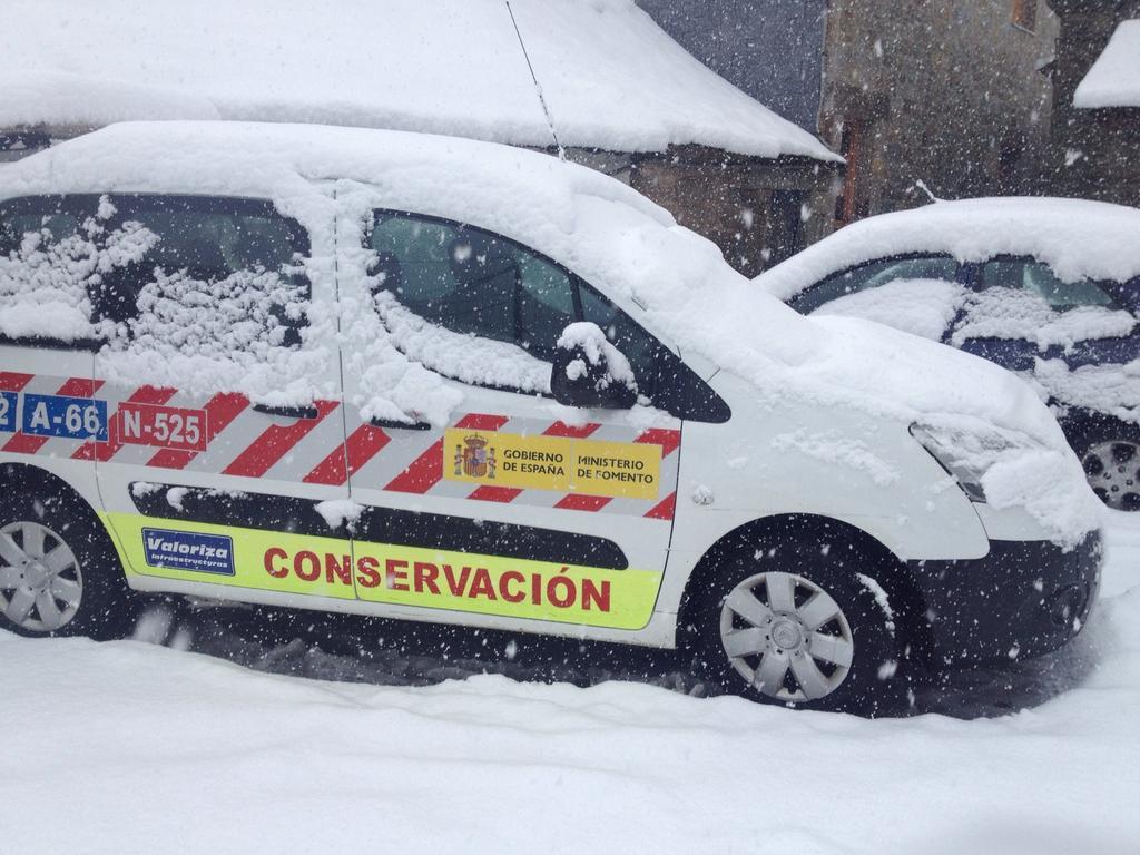 La nieve cae de forma ininterrumpida desde primeras horas de la mañana. (Foto:R.Miguélez)