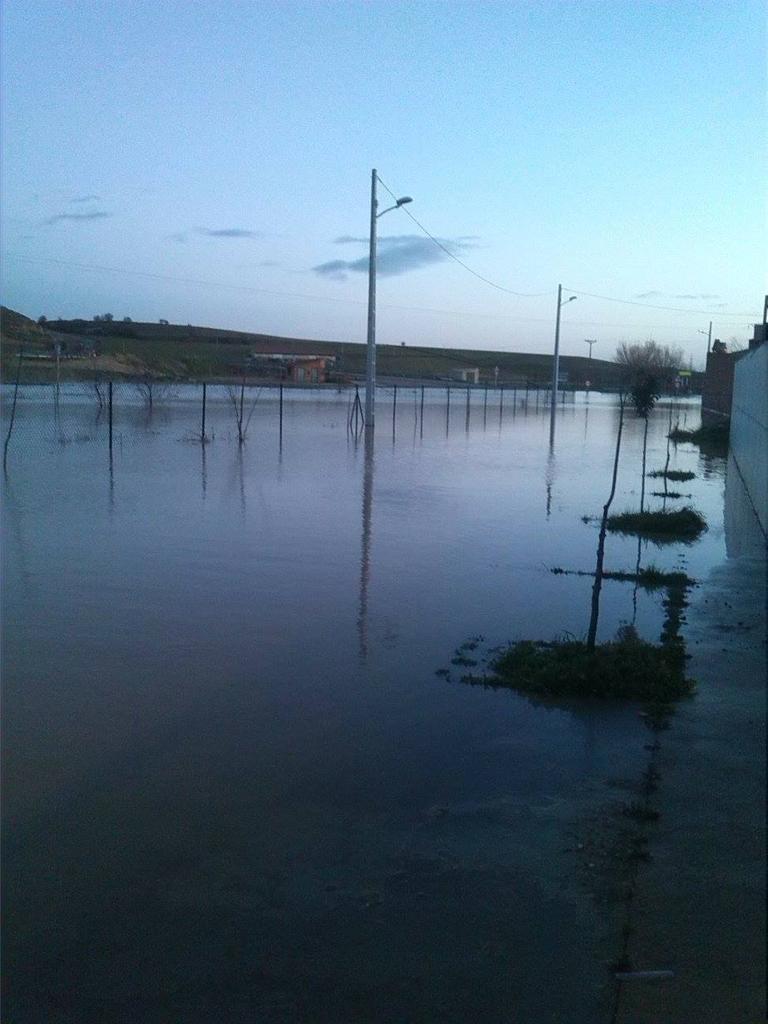 El agua inunda los accesos a Benegiles, en la Tierra del Pan (Foto: Magdalena F.R)