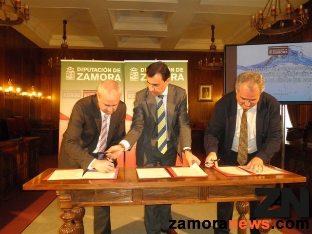 Un momento de la firma del convenio