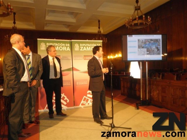 El ingeniero responsable explica el proyecto del colector