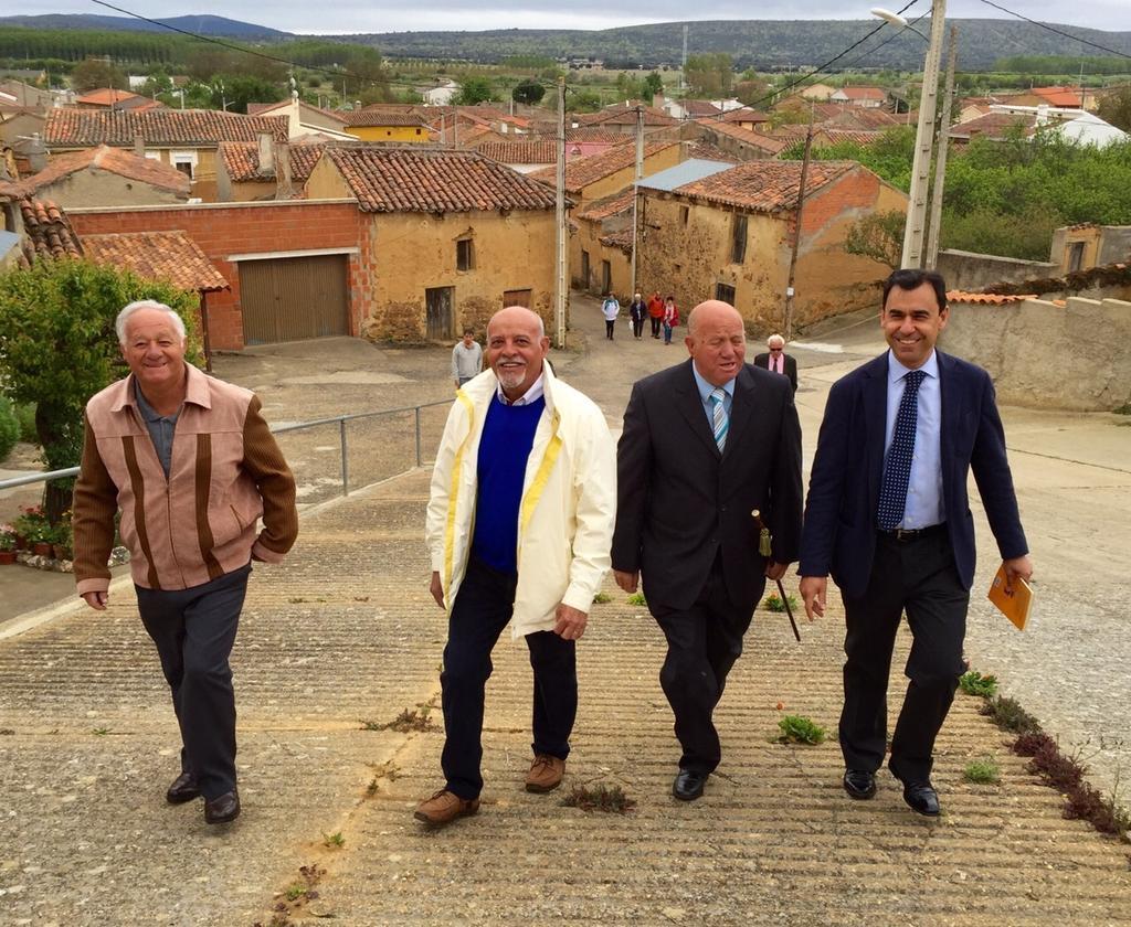 Un momento de la visita de Maíllo a la localidad