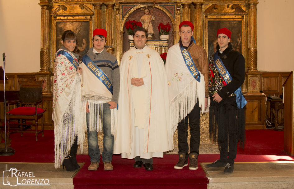 Los quintos posan con el párroco de la localidad