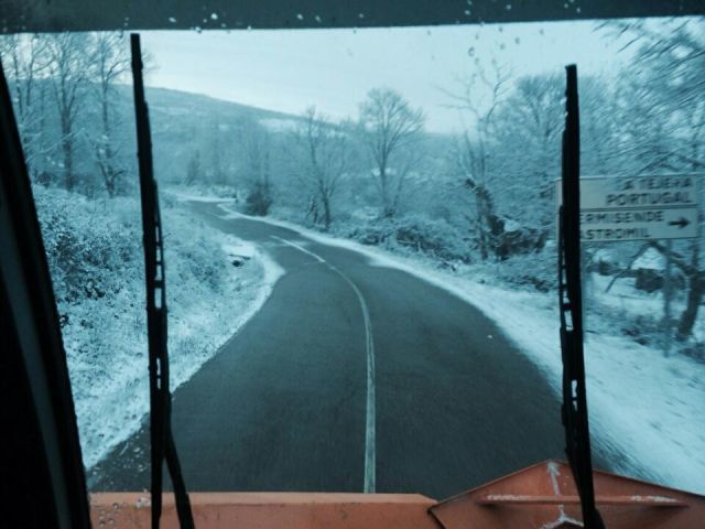 Carretera de Hermisende ya despejada de nieve