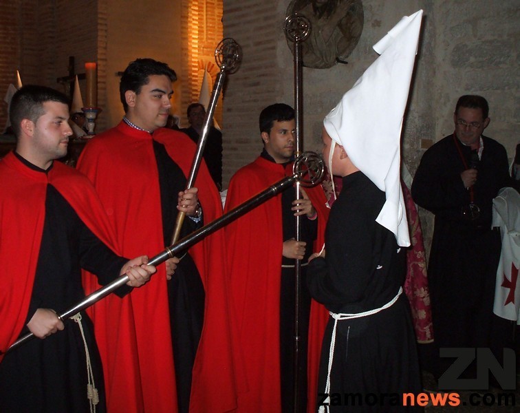 Los nuevos cofrades besan las insignias de los abades.