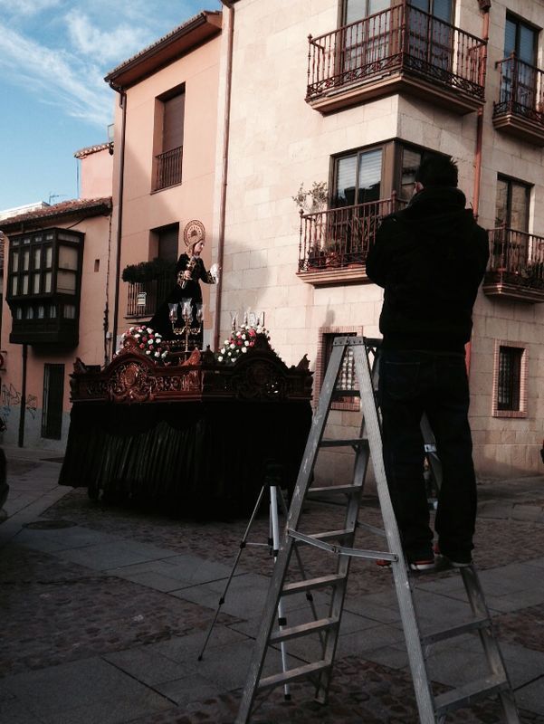 Óscar Antón en pleno rodaje del cortometraje para la Cofradía del Santo Entierro