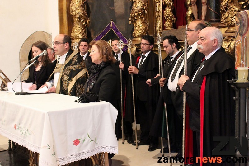 Eel párroco Roberto Castaño dirige el Vía Crucis, presidido por los Abades de la Cofradía de Jesús Nazareno y Ánimas de la Campanilla