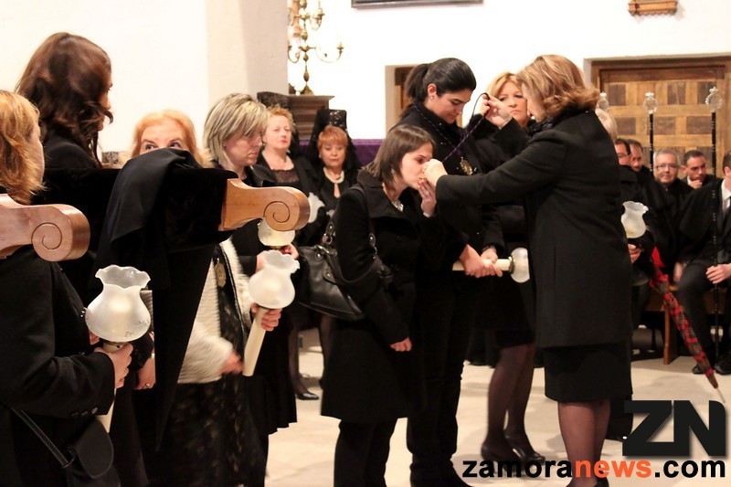 La presidenta de la Asociación de las Damas de la Soledad pone las medallas, ya bendecidas, a las nuevas asociadas.