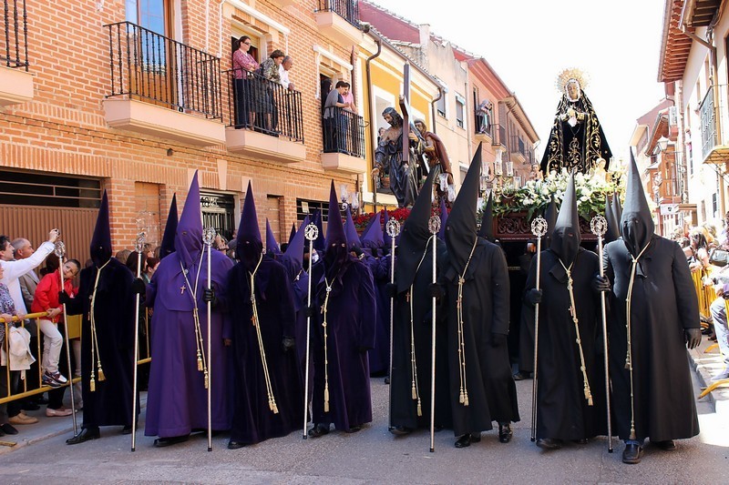 Jesús Nazareno y la Virgen de la Soledad llegan juntos a Santa Catalina, precedidos por los Abades en ejercicio.
